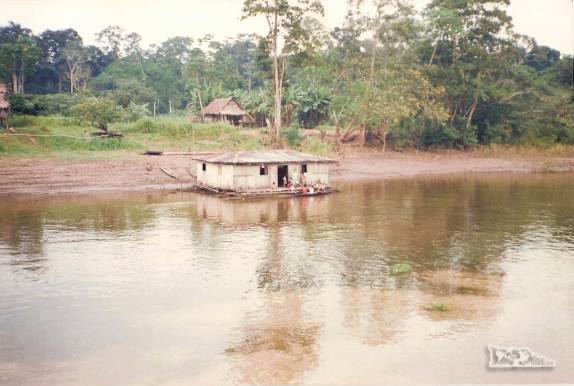 Navegando por pequenos braços do rio Amazonas, na região de Iquitos, no Peru (foto de Julho de 1990)